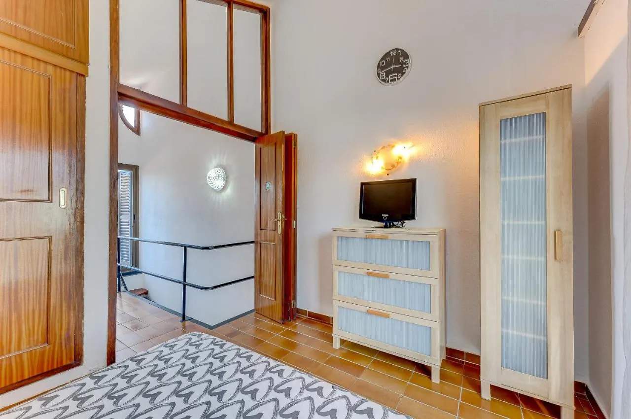 Appartamento 3 Bedrooms Townhouse Lively Area Close To A Beach Arona  Spagna