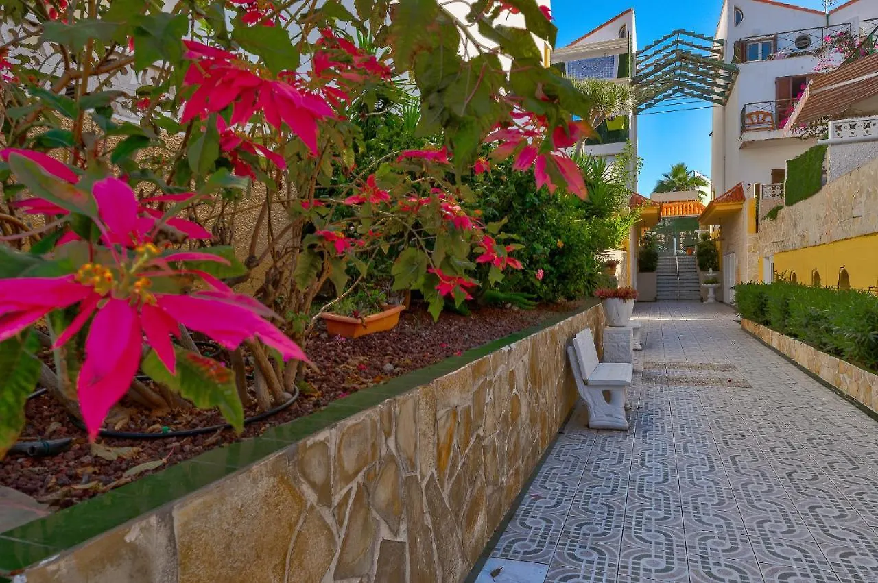 3 Bedrooms Townhouse Lively Area Close To A Beach Arona  0*, Arona (Tenerife) Spagna